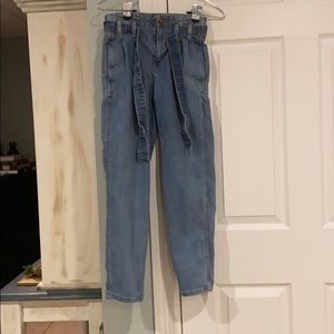 Arizona mom jeans with blue Jean belt
